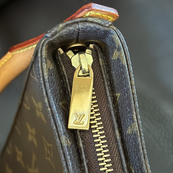 Louis Vuitton Looping MM Monogram Shoulder Bag - Picture 15 of 16